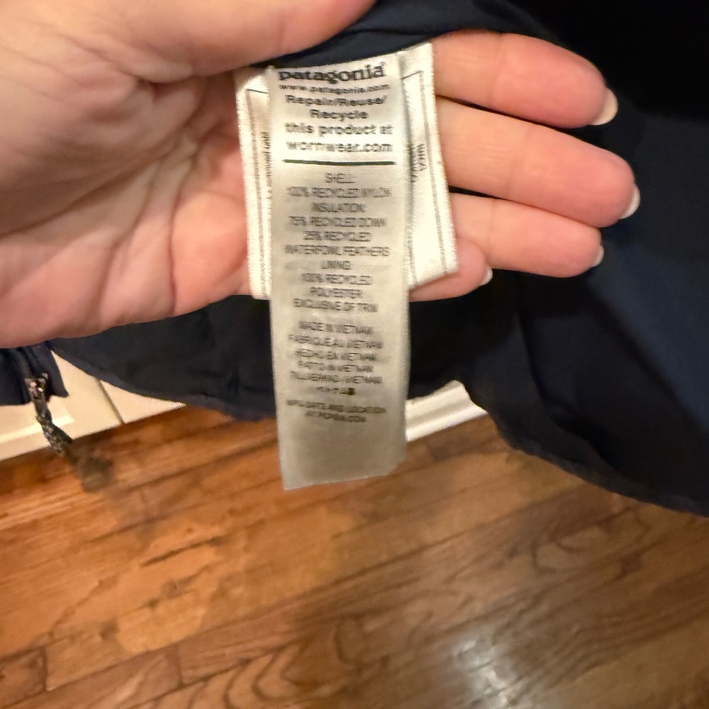 Kids'  Patagonia Hi-Loft Down Sweater Hoody Like New - Picture 6 of 6